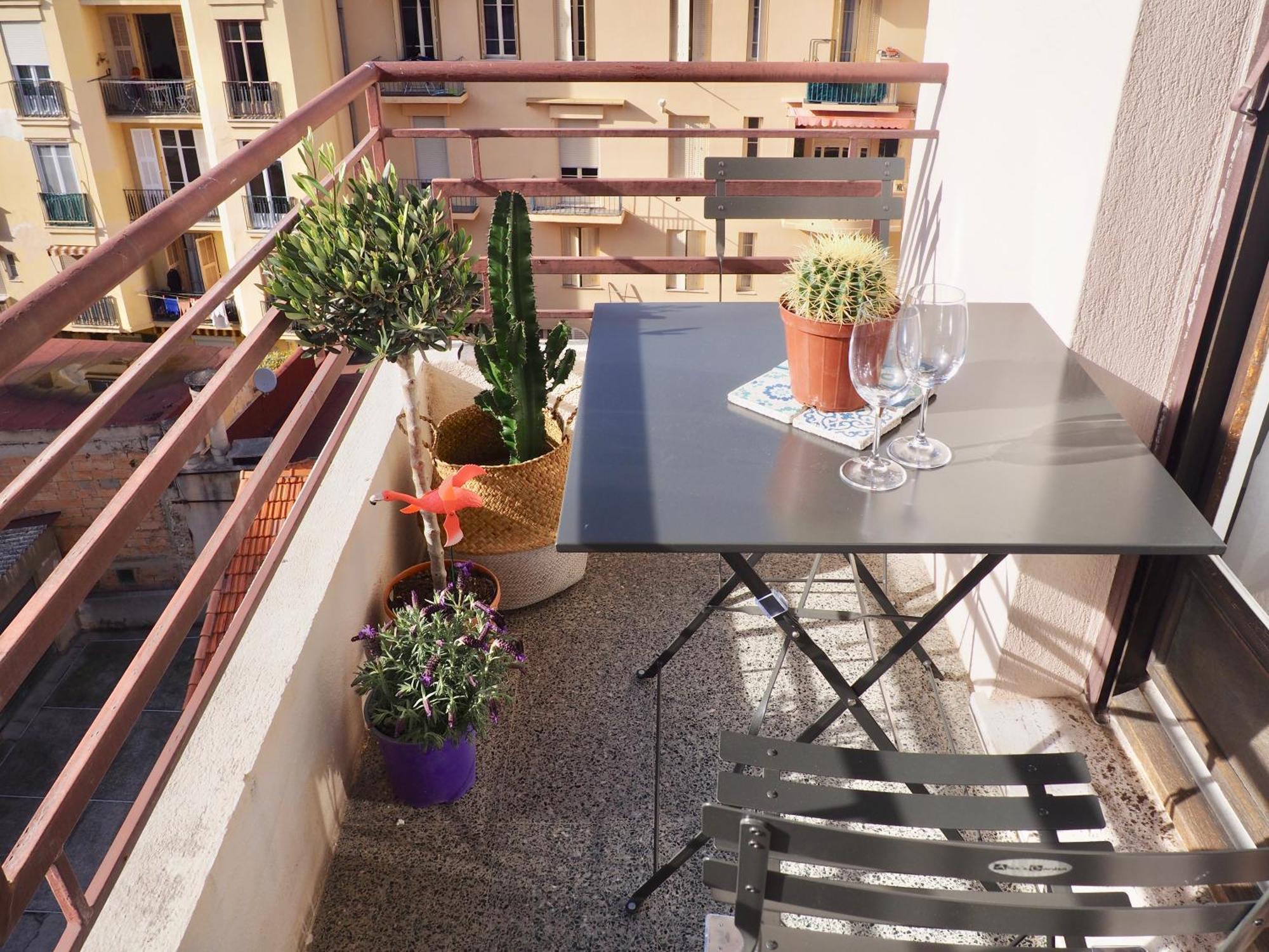 Proche De Liberation Avec Balcon Ensoleille